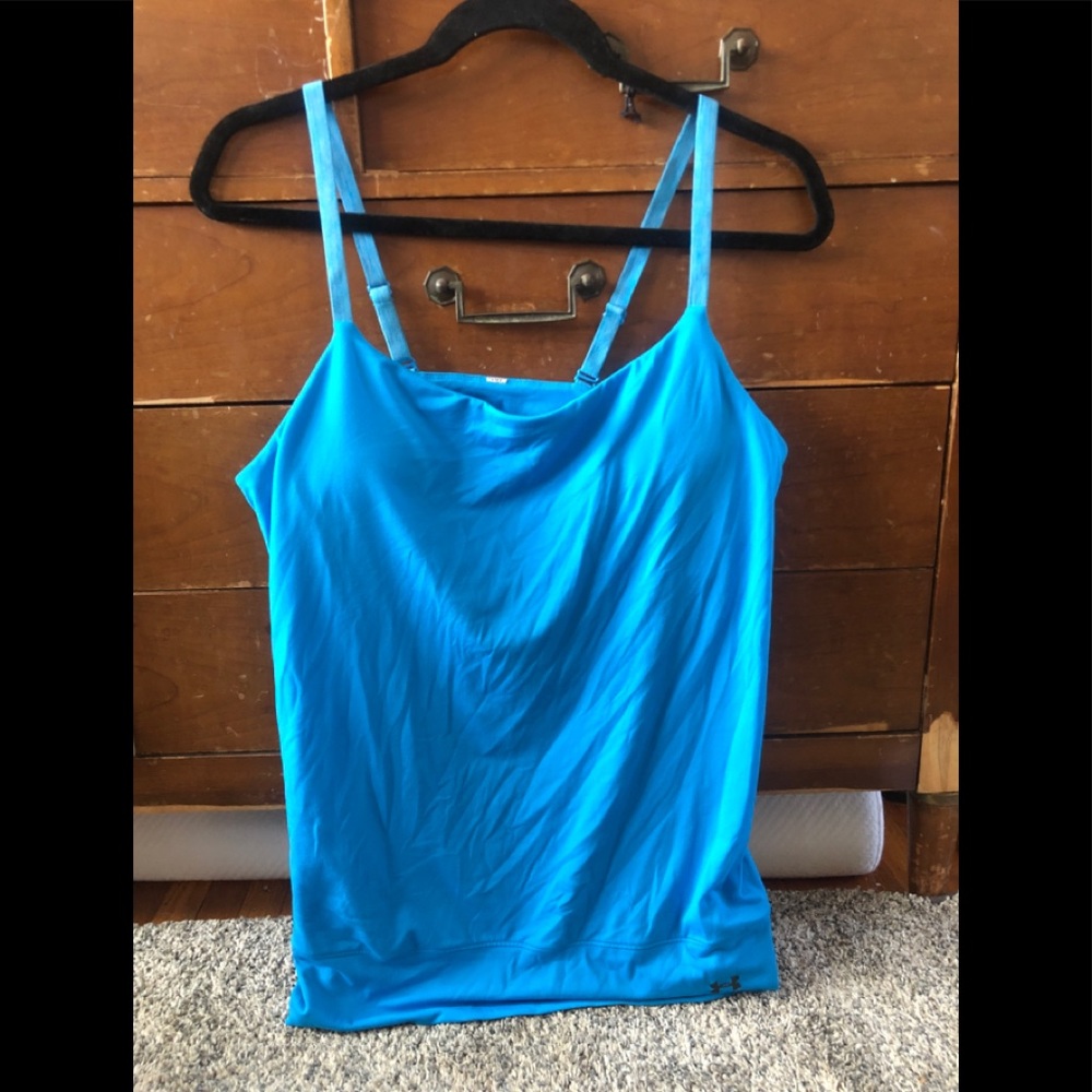 Under Armour Workout top MED 🌺🌺🌺